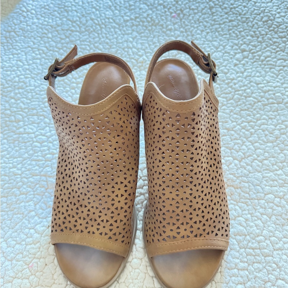 Universal Thread Tan Peep-Toe Sandals